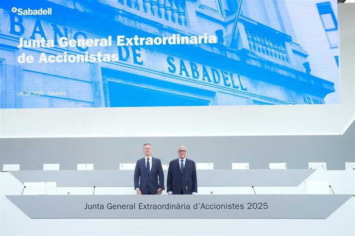 El consejero delegado de Banco Sabadell, César González-Bueno, y el presidente, Josep Oliu, este miércoles