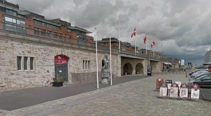 Una estatua de sirena, obra de Peter Bech, será retirada en Copenhague por considerarse "pornográfica"