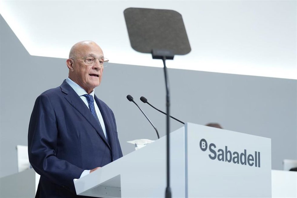 El presidente del Banco Sabadell, Josep Oliu, interviene durante la junta general extraordinaria de accionistas de Banco Sabadell, a 6 de agosto de 2025, en Sabadell, Barcelona, Catalunya (España). Banco Sabadell tiene previsto celebra hoy las dos junta