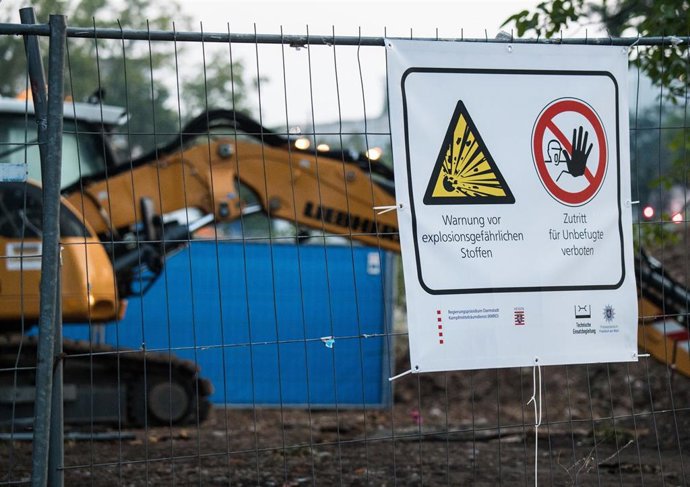 Archivo - Cartel con una alerta por la posible explosión de una bomba en Alemania.