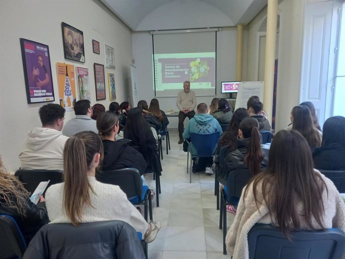 Archivo - Taller de cuentos con el alumnado universitario.