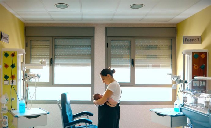 Mujer amamantando a su hijo.