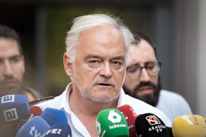 Archivo - El vicesecretario de Institucional del PP, Esteban González Pons, atiende a los medios de comunicación, en la sede del PP, a 7 de agosto de 2024, en Madrid (España). González Pons ha realizado declaraciones a los medios de comunicación sobre tem