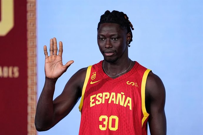 Eli John Ndiaye, da Espanha, posa para foto durante a apresentação oficial da Seleção Espanhola de Basquetebol Masculino para o Eurobasket na sede da Endesa, em 29 de julho de 2025, em Madri, Espanha.