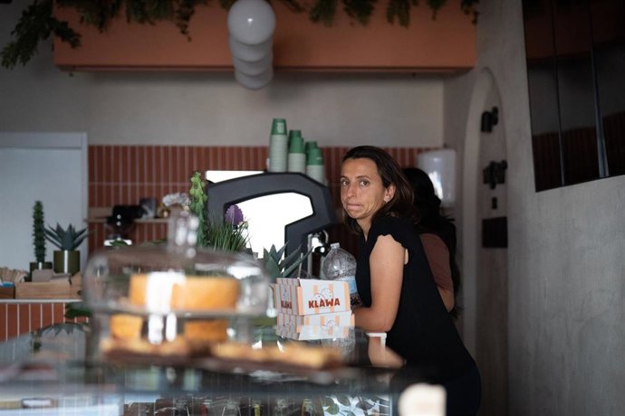 Archivo - Una trabajadora espera en el interior de una cafetería durante el apagón en Barcelona