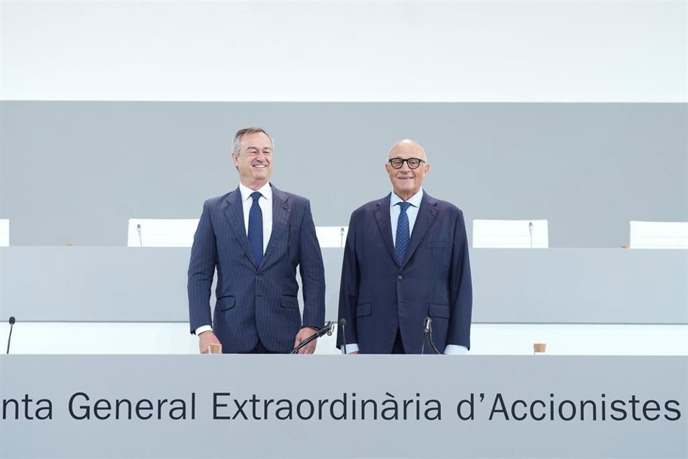 El CEO del Banco Sabadell, César González-Bueno (i), y el presidente del Banco Sabadell, Josep Oliu (d) durante la junta general extraordinaria de accionistas de Banco Sabadell, a 6 de agosto de 2025, en Sabadell, Barcelona, Catalunya (España). Banco Sa