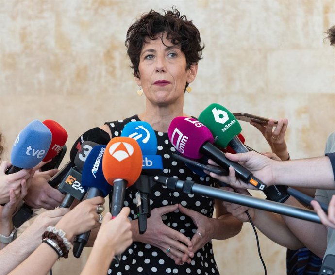 A Ministra da Inclusão, Seguridade Social e Migração, Elma Saiz, fala com a mídia ao sair da reunião com o Observatório contra o Racismo e a Xenofobia após os eventos em Torre Pacheco, na sede do Ministério, em 24 de julho de 2025, na cidade de Torre Pach
