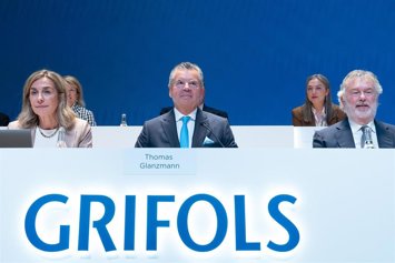 Archivo - (I-D) La secretaria Núria Martín; el consejero y exCEO Thomas Glanzmann, y el consejero Tomás Dagá, durante la junta general de accionistas de Grifols, a 5 de junio de 2025, en Sant Cugat, Barcelona, Catalunya (España). El consejo de administrac