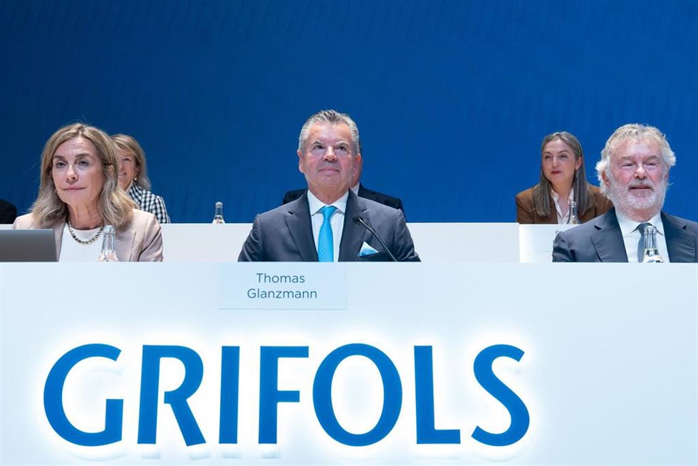 Archivo - (I-D) La secretaria Núria Martín; el consejero y exCEO Thomas Glanzmann, y el consejero Tomás Dagá, durante la junta general de accionistas de Grifols, a 5 de junio de 2025, en Sant Cugat, Barcelona, Catalunya (España). El consejo de administr