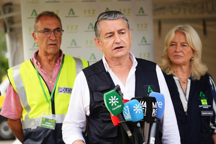 El consejero de Presidencia, Interior, Diálogo Social y Simplificación Administrativa, Antonio Sanz, atiende a los medios para informar sobre el incendio declarado este martes en Tarifa, con 1.500 evacuados
