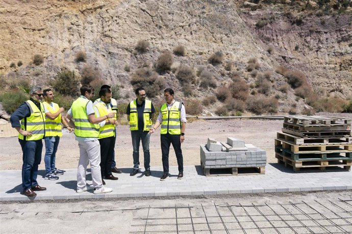 El presidente de la Diputación de Almería, Javier Aureliano García, junto al alcalde de Enix, Álvaro Izquierdo, y el vicepresidente Ángel Escobar durante la visita a las obras de la pista multideportiva.
