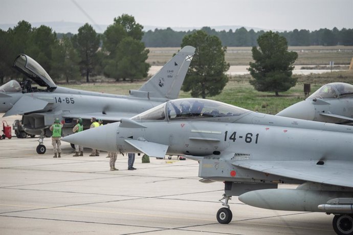 Archivo - Arquivo - Eurofighter da 14ª Ala durante a cerimônia de despedida dos seis Eurofighters da 14ª Ala a caminho da Base Aérea Mihail Kogalniceanu em Constanta (Romênia), no portão principal da Base Aérea de Albacete, em 28 de novembro de 2024, em A