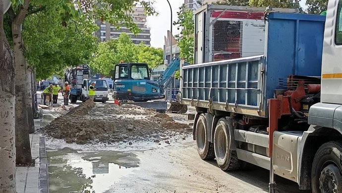 Aguas de Alicante repara una tubería averiada en la avenida de Bruselas de la Playa de San Juan