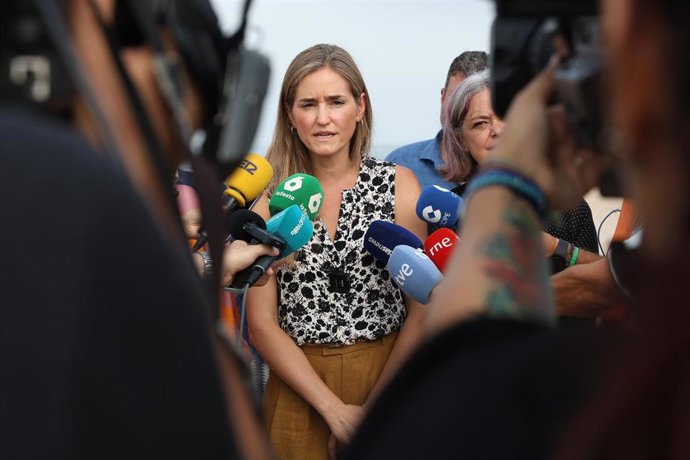 La vicepresidenta tercera y ministra para la Transición Ecológica, Sara Aagesen, este miércoles en declaraciones a los medios en San Fernando (Cádiz).