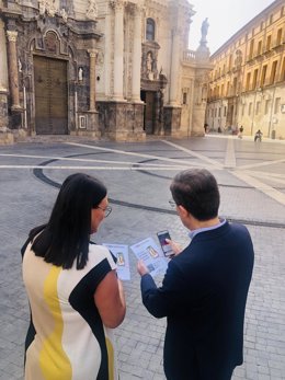 La directora general de Competitividad y Calidad Turísticas, Eva Reverte, y el concejal de Turismo, Comercio y Consumo del Ayuntamiento de Murcia, Jesús Pacheco, presentan la yincana digital turística 'Madina Mürsiya'