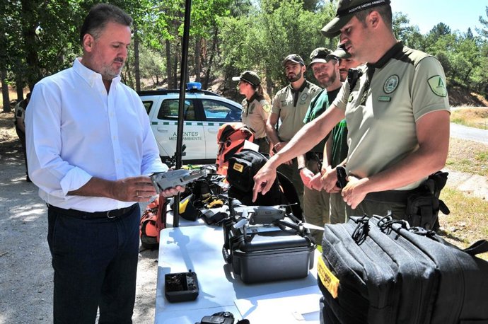 El delegado de Sostenibilidad y Medio Ambiente en Granada, Manuel Francisco García, con agentes de Medio Ambiente de la localidad.