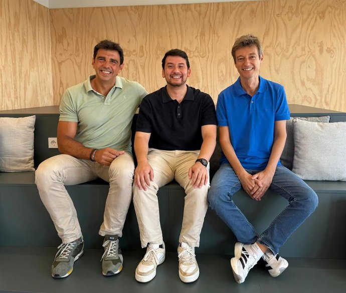 De izquierda a derecha, el socio fundador de Enlace, Marc Ollé; el consejero delegado de Payli, Anthony Pérez, y el socio fundador de Enlace, Francesc Salas.