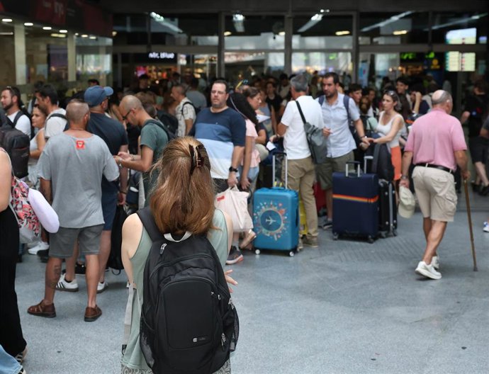 Archivo - Decenas de personas esperan en la estación de Atocha -Almudena Grandes, a 1 de julio de 2025, en Madrid (España).