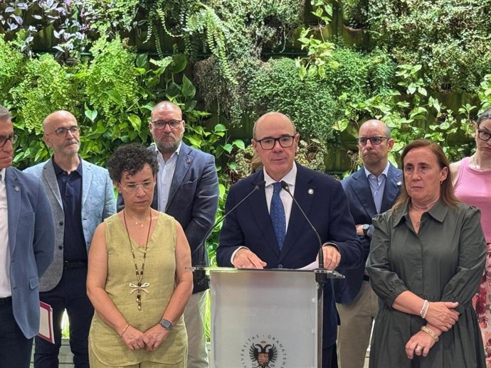Archivo - El rector de la Universidad de Granada, Pedro Mercado, en una rueda de prensa.