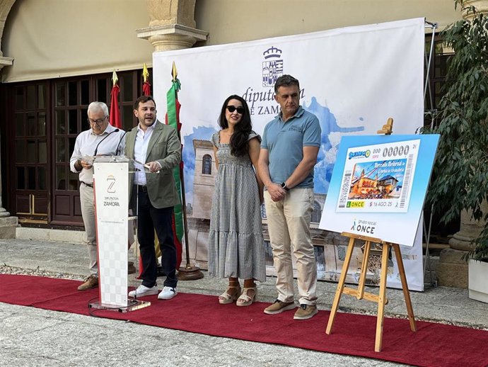 El alcalde de Puebla de Sanabria, José Fernández; el presidente en funciones de la Diputación de Zamora, Víctor López; la directora de la ONCE en Zamora, Anabel Martín, y el diputado Ramiro Silva durante la presentación del cupón.