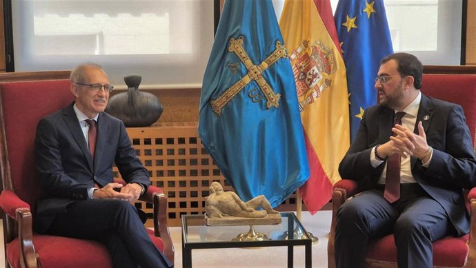 El Fiscal Superior Gabriel Bernal y el Presidente del Principado, Adrián Barbón.