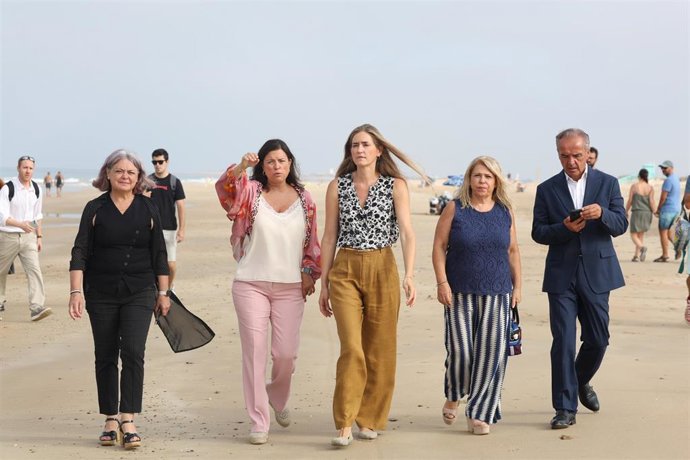 La vicepresidenta tercera y ministra para la Transición Ecológica, Sara Aagesen, este miércoles en la playa de Camposoto en San Fernando (Cádiz).