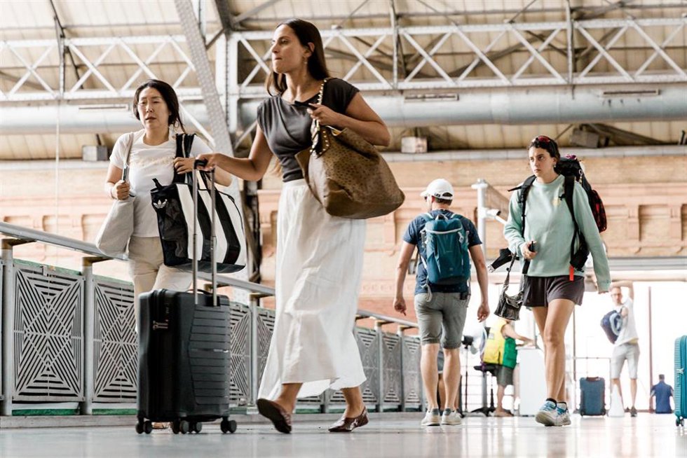 Decenas de personas en la estación de trenes Puerta de Atocha-Almudena Grandes, a 24 de julio de 2025, en Madrid (España). 