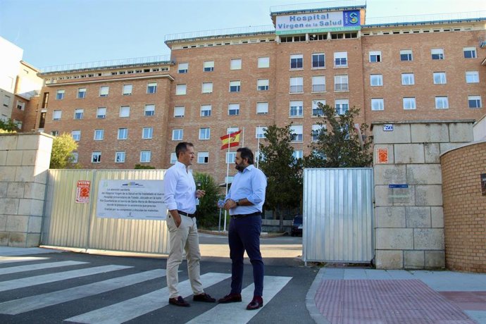 El presidente regional el PP, Paco Núñez, junto al alcalde de Toledo y presidente provincial del PP, Carlos Velázquez.