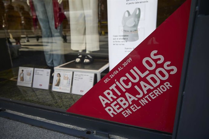 Archivo - Un escaparate anuncia las rebajas de una tienda.