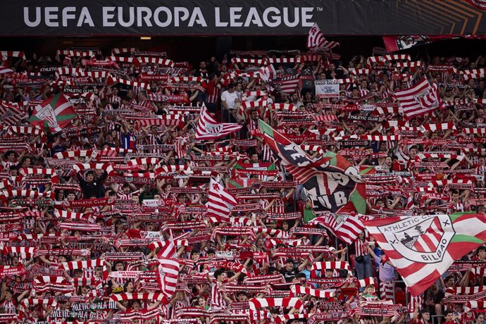 Archivo - Supporters of Athletic Club reacts prior to the UEFA Europa League 2024/25 Semi Final First Leg match between Athletic Club and Manchester United at San Mames on May 1, 2025, in Bilbao, Spain.