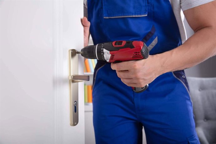Urgencias Cerrajeros garantiza apertura de puertas y cambio de cerraduras con cerrajeros profesionales a buen precio