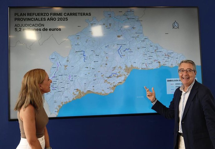 El presidente de la Diputación, Francisco Salado, informa sobre la adjudicación de las obras del nuevo plan de refuerzo de firmes.