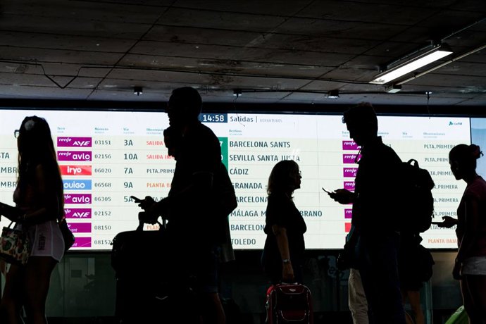 Decenas de personas en la estación de trenes Puerta de Atocha-Almudena Grandes, a 24 de julio de 2025, en Madrid (España). Renfe recibe hoy a los viajeros que se desplazan con motivo de la celebración de la festividad de Santiago, mañana 25 de julio.