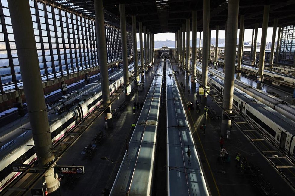 Archivo - Andén con trenes del AVE, en la Estación de Madrid-Puerta de Atocha, en Madrid (España)