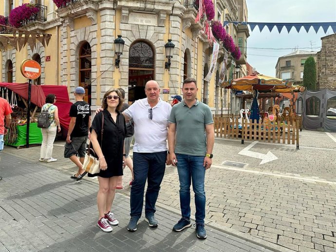 El secretario general del PSOE de León, Javier Alfonso Cendón, visita La Bañeza junto al portavoz socialista en el Ayuntamiento, Rodolfo Sánchez, y la concejala María Victoria Adiego Marqués.