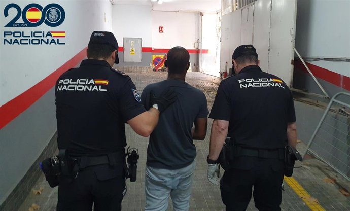 El detenido, conducido por agentes en dependencias policiales.