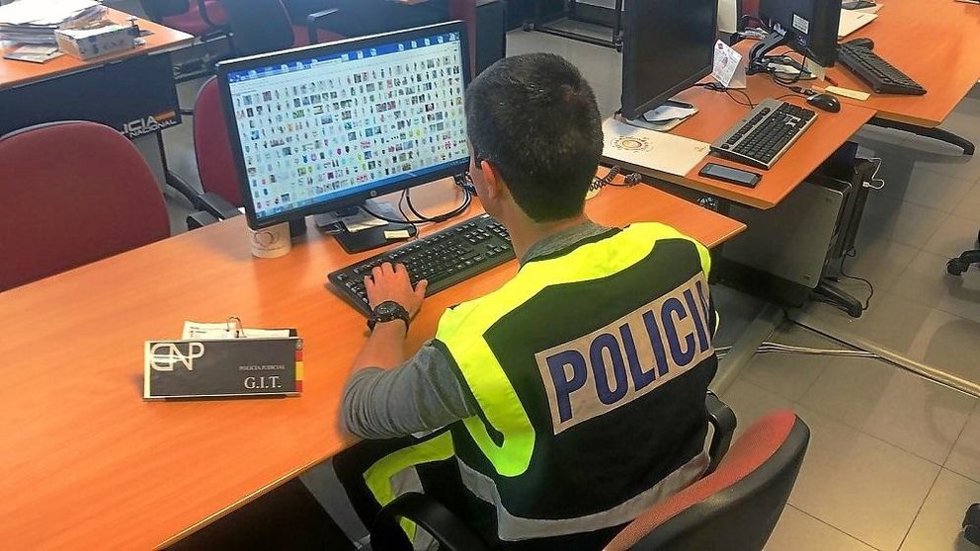 Agente especializado en ciberdelincuencia.
