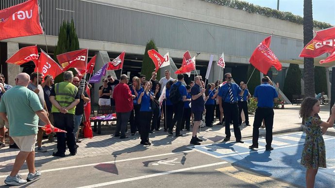 Un momento de la concentración de los trabajadores de Groundforce de este miércoles frente a la dársena 1 del aeropuerto de Palma.