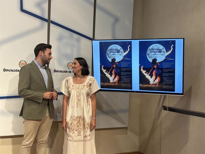 El diputado de Empleo, Desarrollo Económico y Reto Demográfico, Roberto Guillamón, y la concejala de Cultura, Turismo y Enoturismo de Cigales, María del Val en la presentación del XX Festival 'El Arte está en la Calle'