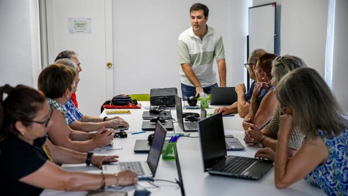  Digitalízate con La Rioja  ha capacitado a 3.213 riojanos en el uso seguro de las tecnologías por 412 actividades