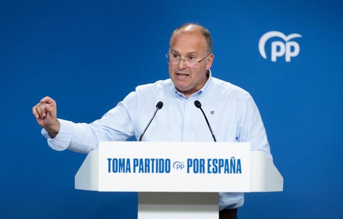 El secretario general del PP, Miguel Tellado, durante una rueda de prensa en la sede nacional del PP, a 6 de agosto de 2025, en Madrid (España).