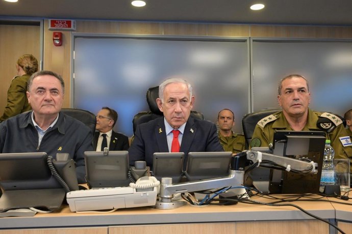 Archivo - Arquivo - Ministro da Defesa Israel Katz, Primeiro Ministro Benjamin Netanyahu e Chefe do Estado-Maior das Forças Armadas de Israel Eyal Zamir