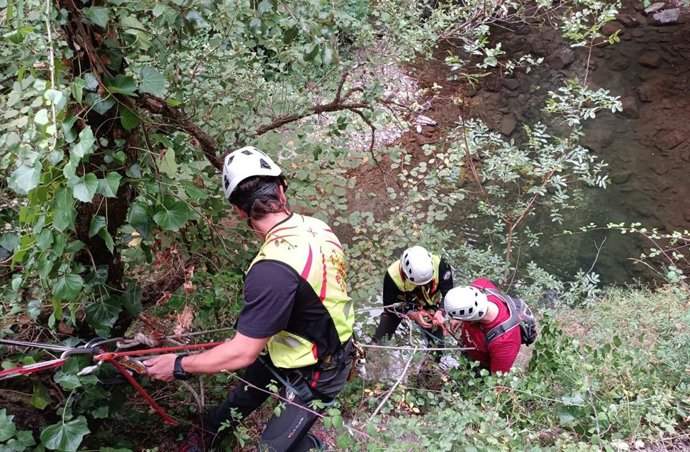 Bomberos del 112 auxilian a un senderista tras precipitarse por un talud en Vega de Liébana