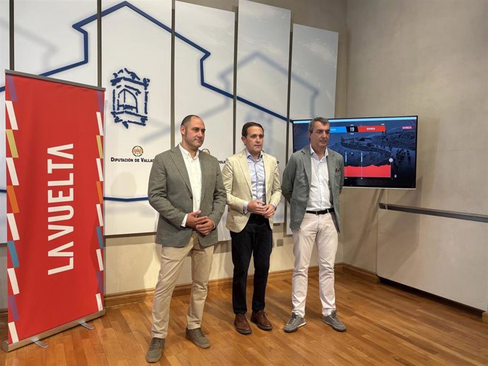 El presidente de la Diputación de Valladolid, Conrado Íscar, junto con el alcalde de Rueda, Iñaki Pérez (izqda.) y el director de La Vuelta, Javier Guillén (dcha.) en la presentación de La Vuelta por su paso por Rueda