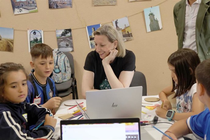 Isabel Blanco en la visita a los participantes en la Olimpiada CyL Digita en Cevico de la Torre (Palencia).