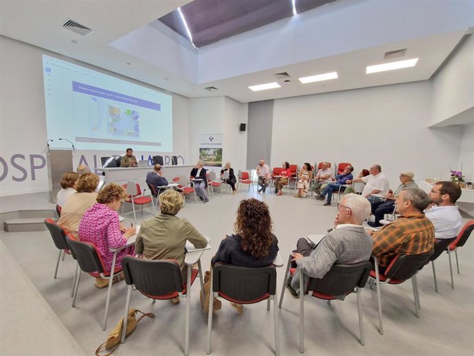 La consejera de Salud, Concepción Saavedra, en un encuentro con alcaldes de la comarca noroccidental