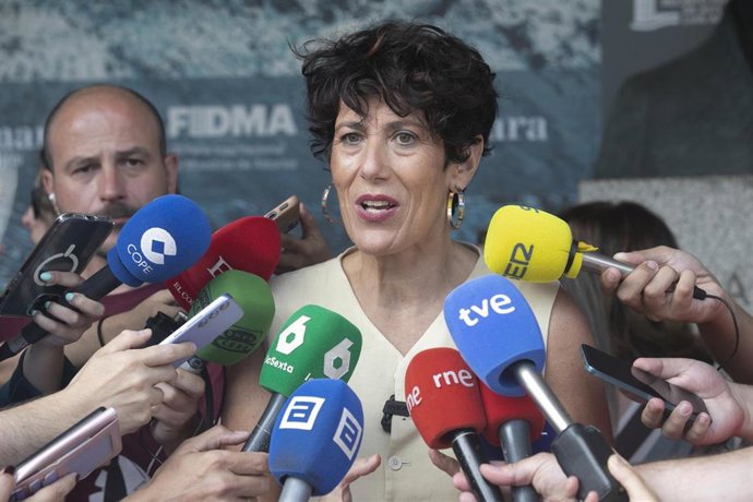 La ministra de Inclusión, Seguridad Social y Migraciones, Elma Saiz, atiende a los medios a su llegada para participar en la mesa redonda 'Jubilación y prestaciones futuras' de la 68ª edición de la Feria Internacional de Muestras de Asturias, en Gijón.