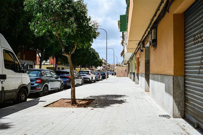 La acera de la calle Biniali que ha sido ampliada para mejorar su accesibilidad.