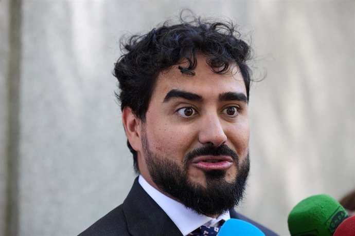 El líder de Se Acabó La Fiesta (SALF) y eurodiputado, Luis 'Alvise' Pérez, al salir de declarar en el Tribunal Supremo, a 11 de julio de 2025, en Madrid (España). 