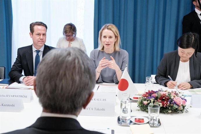 Archivo - La Alta Representante de la UE, Kaja Kallas, se reúne con Takeshi Iwaya, ministro de Exteriores de Japón, en Bruselas el pasado abril.